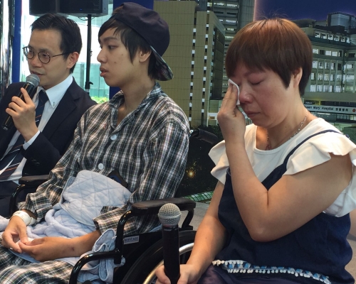 伍潤庭母親昨向在場醫護人員鞠躬致謝，兩母子一度泣不成聲。