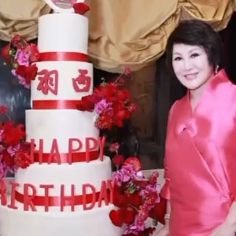 靳羽西在1992年成立羽西化妝品公司，更迅速成為中國最暢銷的化妝品牌，賺到盤滿缽滿。