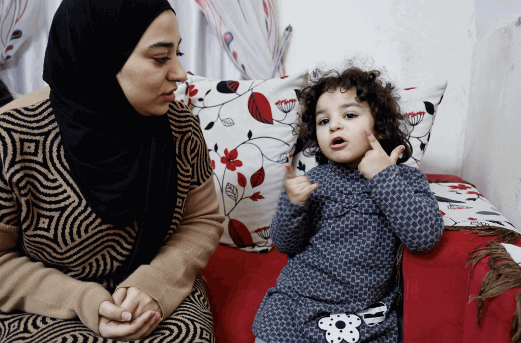 在今次以軍行動中，巴勒斯坦女孩 Tia Khalifa 和她的母親 Ruba倖免受傷。路透社