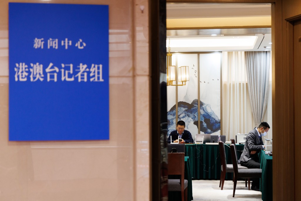 2月27日拍攝的全國兩會新聞中心港澳台記者組服務處。新華社