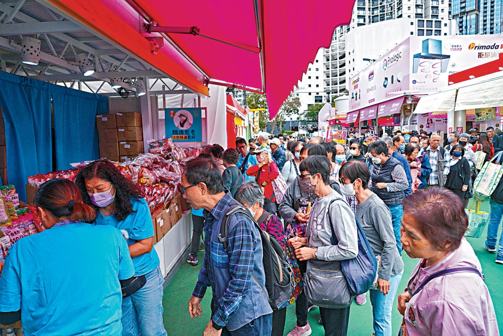 各式各樣攤檔，吸引不少市民聚集。
