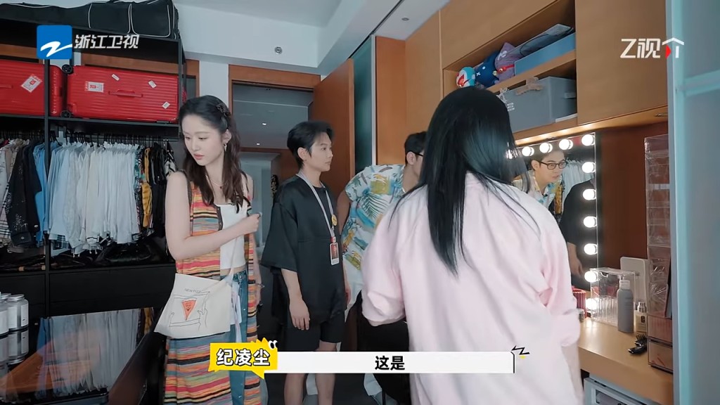 有非常大塊化妝鏡。 有非常大塊化妝鏡。
