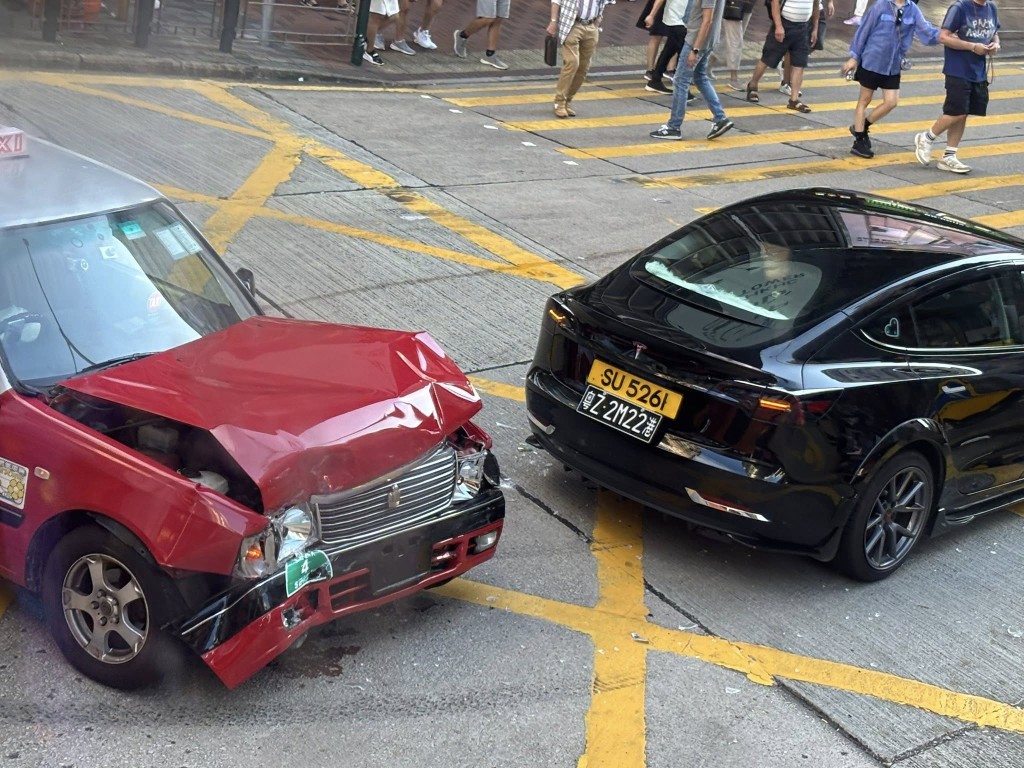 的士車頭凹陷，車頭冚摺起變形。網上圖片