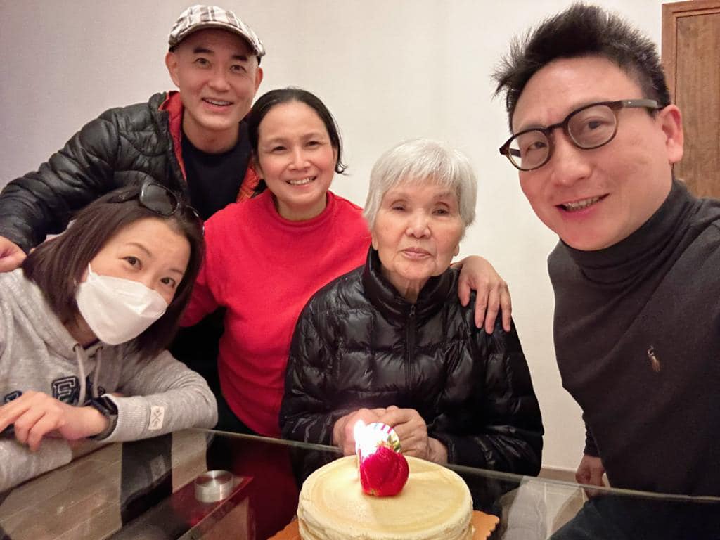 周國豐為媽媽慶祝生日。 周國豐為媽媽慶祝生日。