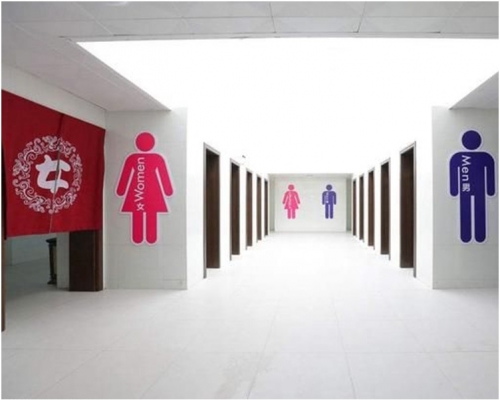 男童母親解釋兒子是誤闖入女更衣室是為要找她才惹禍。網圖