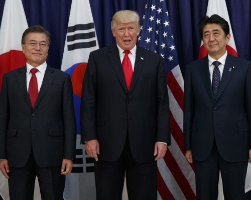 左起文在寅、特朗普及安倍晉三在20國集團漢堡峰會期間舉行會談。AP