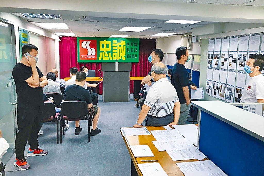 忠誠拍賣行昨拍出2伙，包括旺角新興大廈銀主盤，以400萬市價沽。