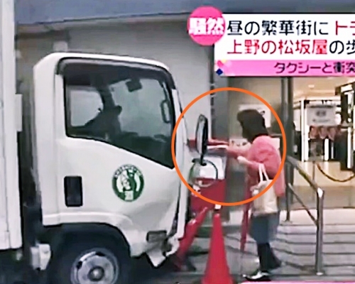 日本一名婦人從容走入意外現場寄信，成為網民熱話。影片截圖
