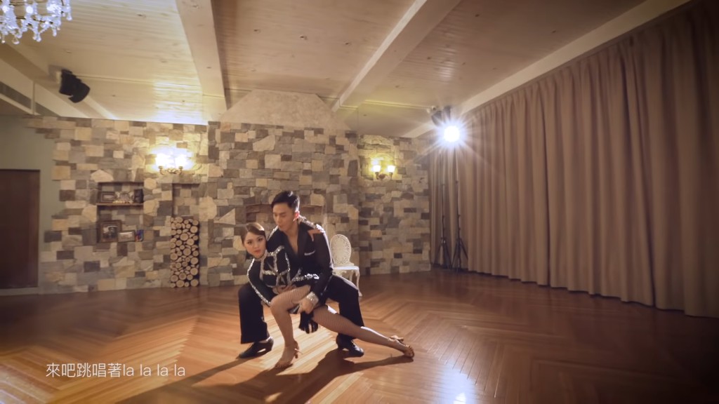 两人在《迷魂阵》MV中大跳辣身舞。
