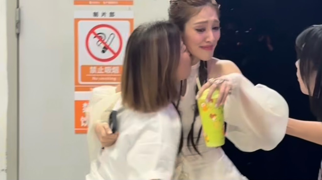 完成最後一場團騷後，Grace推開後台的門，竟然驚喜見到專程來探班的媽媽。
