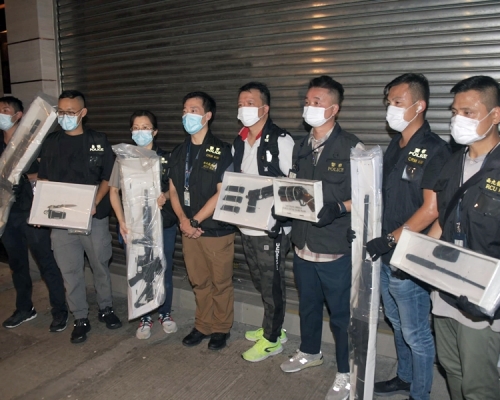 警方重案組在九龍城一唐樓單位搜出大量改裝氣槍。