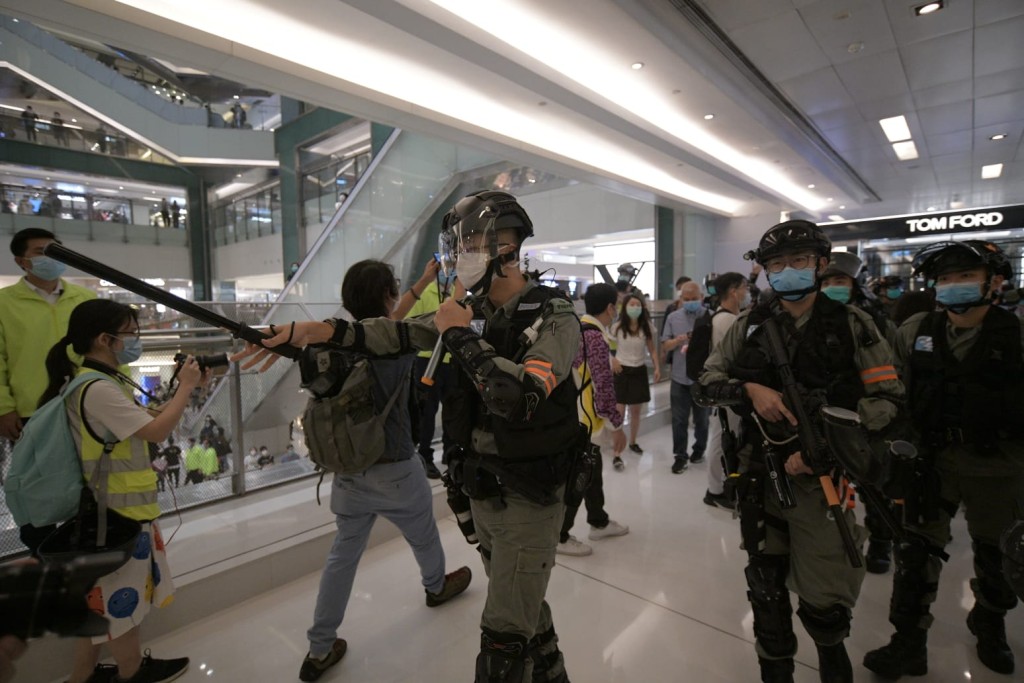 防暴警察驅散人群。