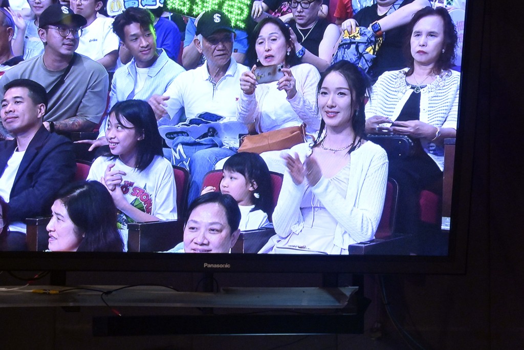 王祖蓝的妈妈、太太李亚男和两个女儿亦有到场欣赏。