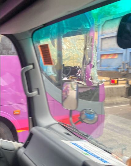 旅遊巴車頭玻璃爆裂。香港突發事故報料區Bosco Chu圖片