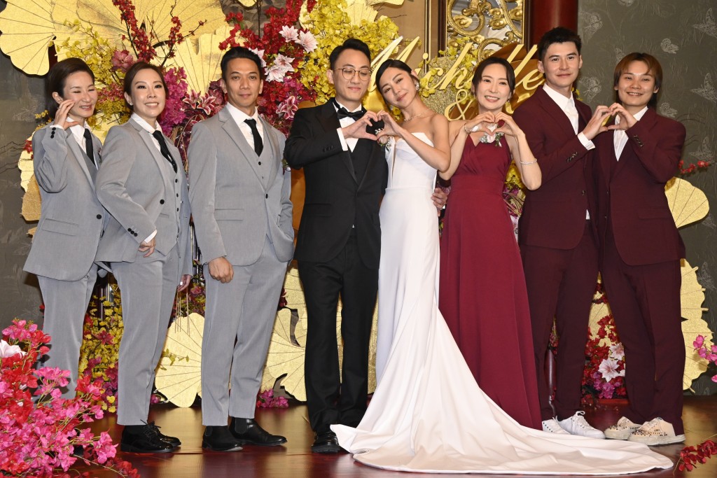 一對新人同兄弟姊妹一齊畀心心。