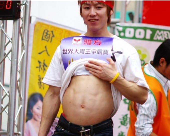小林尊展示大胃肚子。网上图片