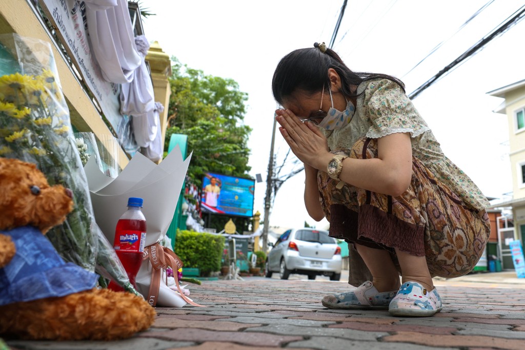 许多泰国民众献花致哀。路透社