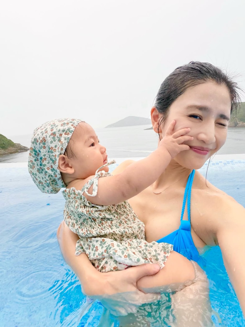 林芊妤被囡囡輕撫臉頰，Coffee瞇眼甜笑。