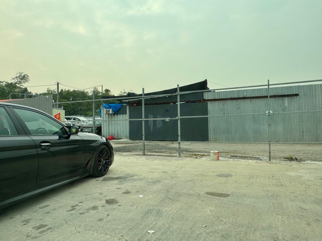 非法油站位於露天停車場,重門深鎖,現場未見任何指示牌,位置隱蔽。 非法油站位於露天停車場,重門深鎖,現場未見任何指示牌,位置隱蔽。