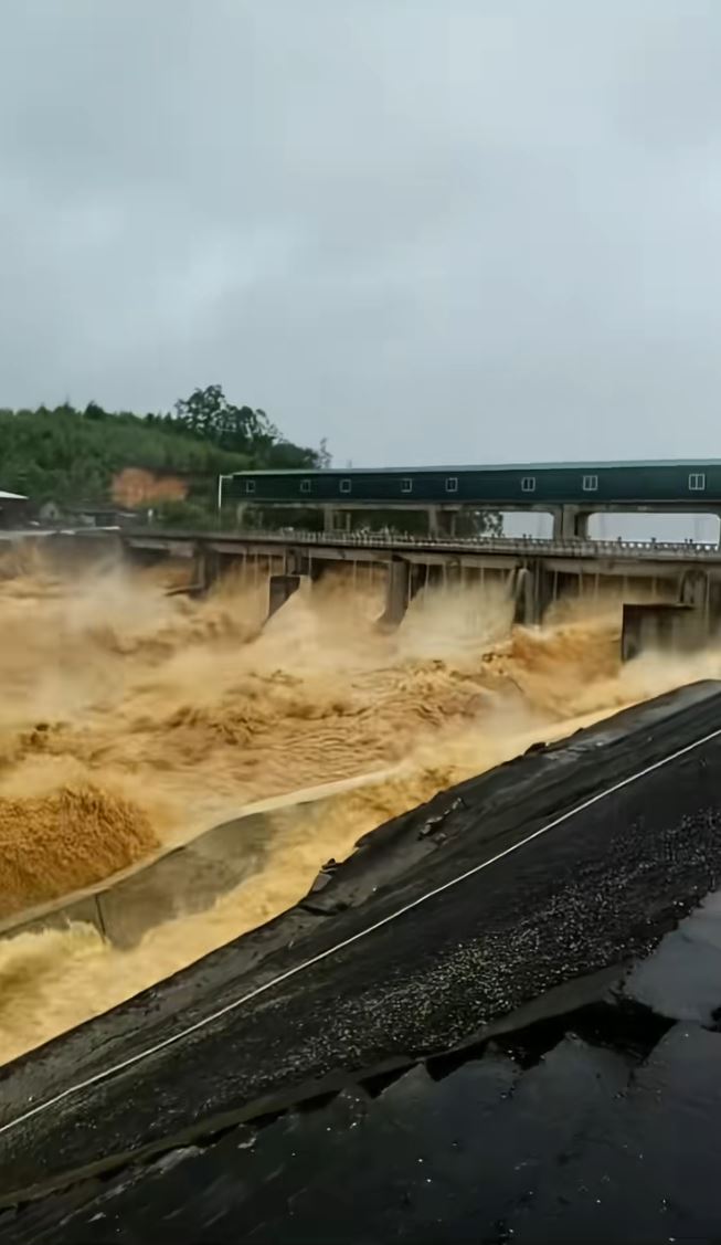 廣西暴雨成災，橫州六藍水庫決堤。抖音