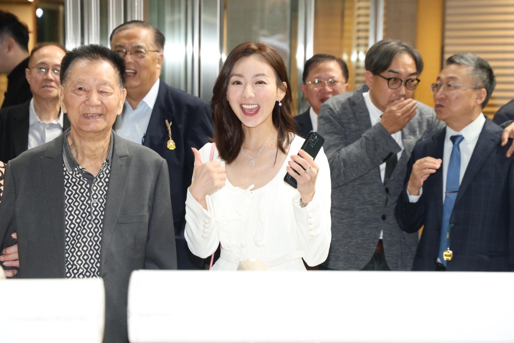 「天下寵兒」在潘頓胯下成功開齋,周嘉儀與父親 (前排左) 等拉頭馬時都喜形於色。 「天下寵兒」在潘頓胯下成功開齋,周嘉儀與父親 (前排左) 等拉頭馬時都喜形於色。