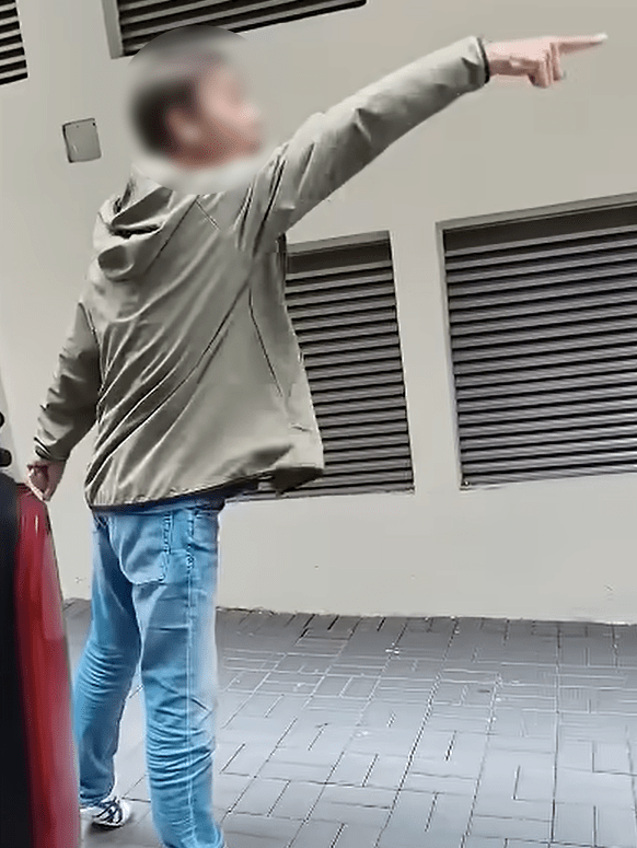 交通督導員不願爭論,男子繼續辱罵。YouTube:車Cam特警 交通督導員不願爭論,男子繼續辱罵。YouTube:車Cam特警