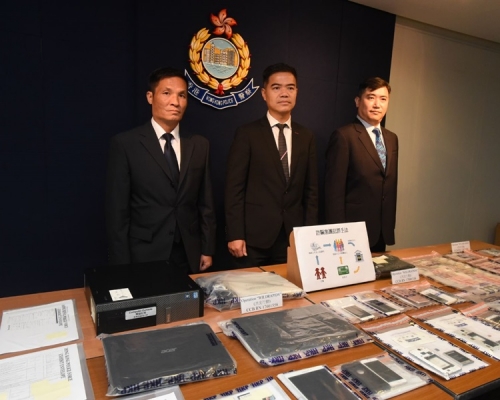 警方拘捕11名男女涉嫌利用假資料申請信用卡。