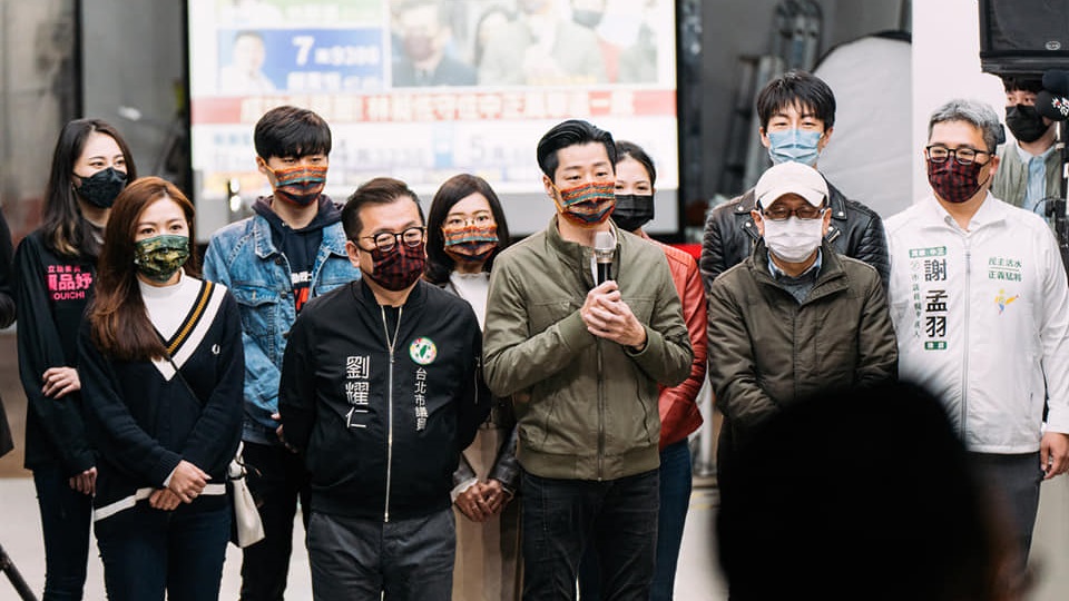 罷免投票結束,林昶佐(左五)稱政治計算應該先放到一邊。互聯網圖片
