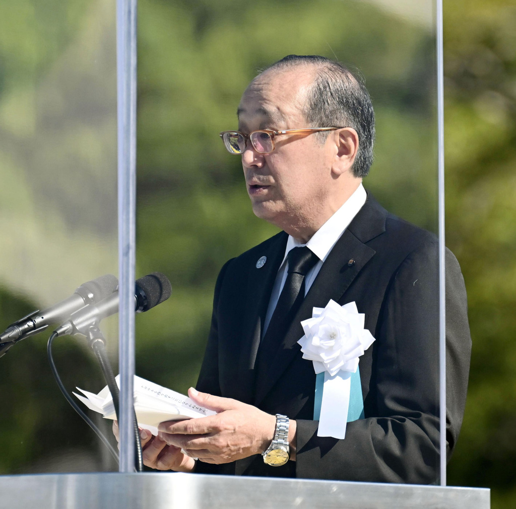 广岛市长松井一实则在仪式上宣读《和平宣言》。美联社 广岛市长松井一实则在仪式上宣读《和平宣言》。美联社