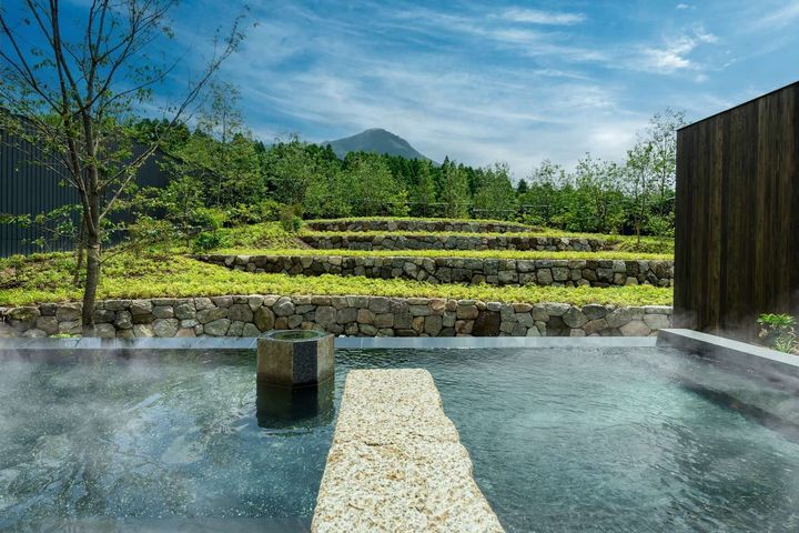 在「界 由布院」的溫泉入浴，有由布岳的美景作伴。