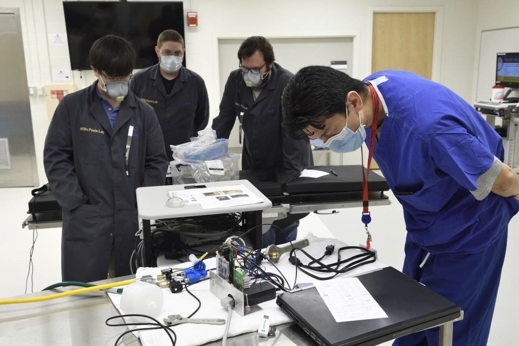 霍普金斯大學更研究出以醫院原有的加壓輸氣和氧氣管驅動的無氣泵呼吸機，可以簡化呼吸機的部署。（圖片來源：霍普金斯大學）