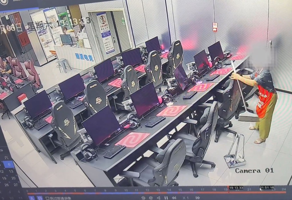 四川雅安清洁阿姨打扫网吧时，把整排电脑打翻落地。