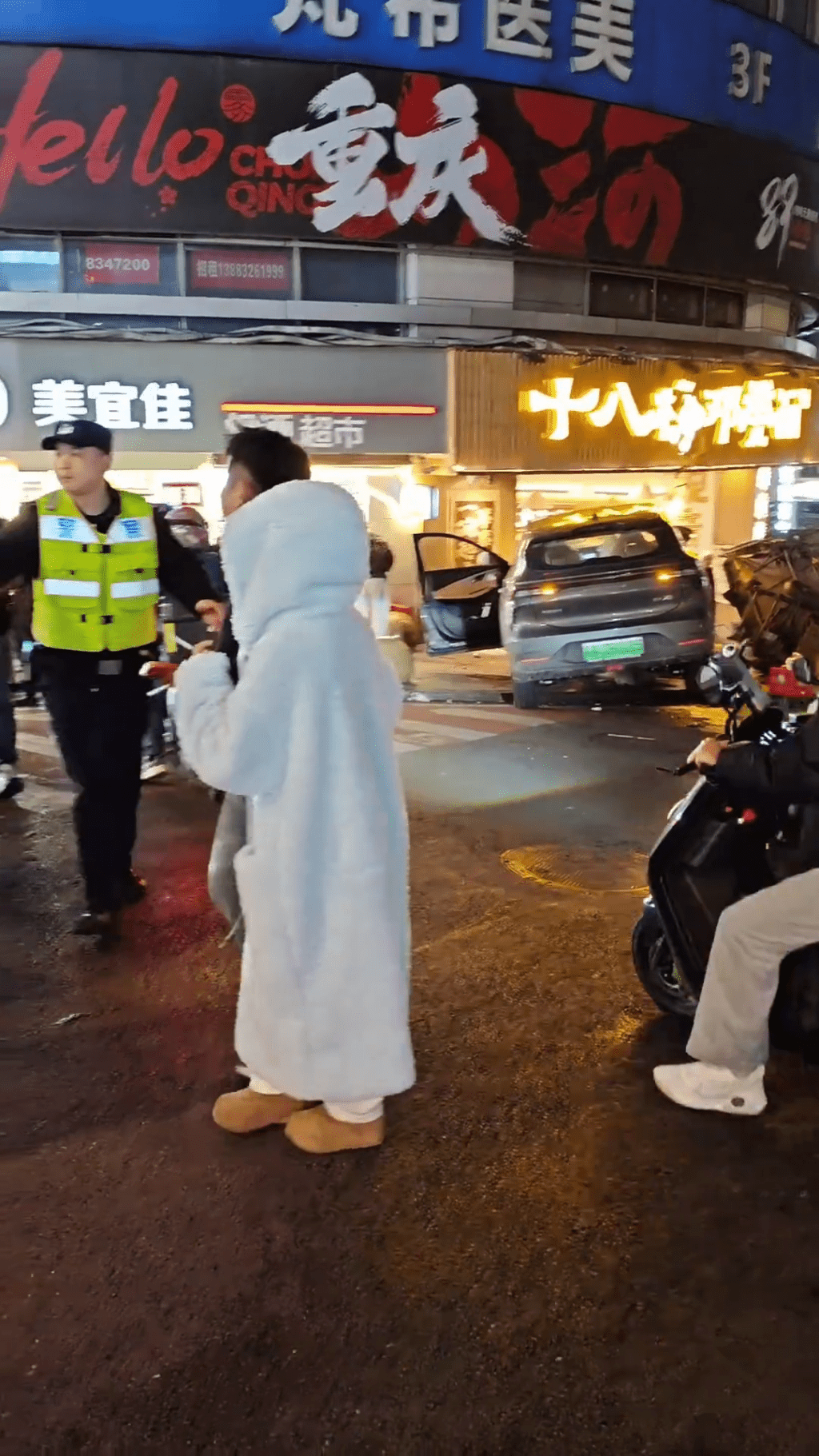 重庆闹市私家车失控铲向人群，网民拍下现场画面。 抖音