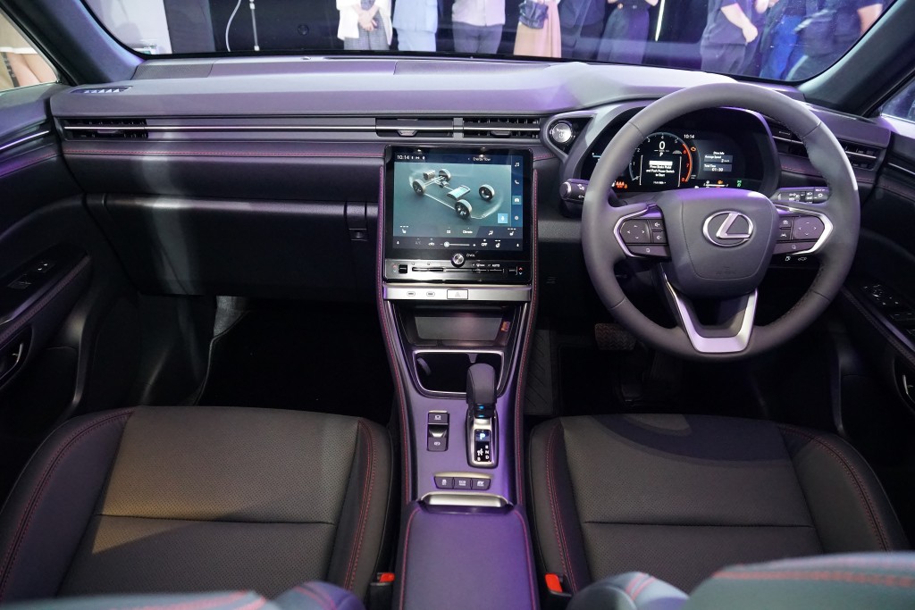 Lexus全新LBX豪华精致全环绕驾驶舱，设计启发自日本传统马术中「Tazuna」缰绳的驾驭哲学。