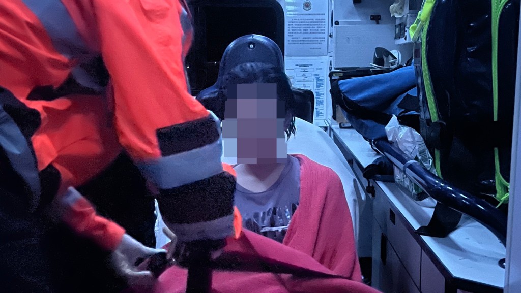 14歲女童墮海獲救，登上救護車接受治理。黎志偉攝