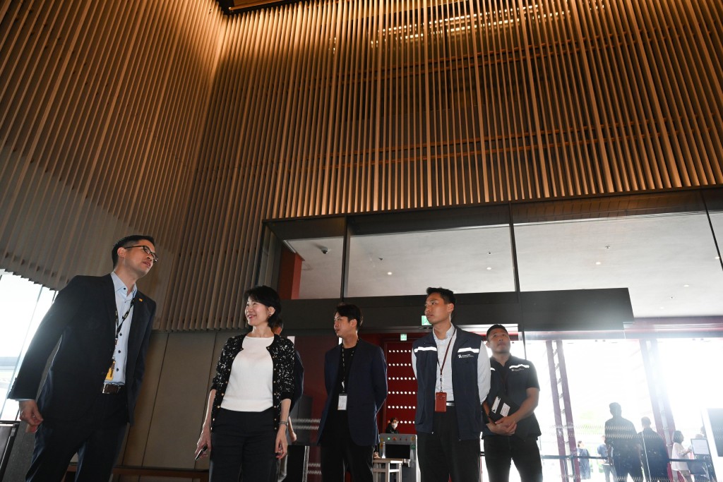 沈凤君（左二 )等到香港故宫文化博物馆，视察景点在迎接旅客的人流管理安排。政府新闻处