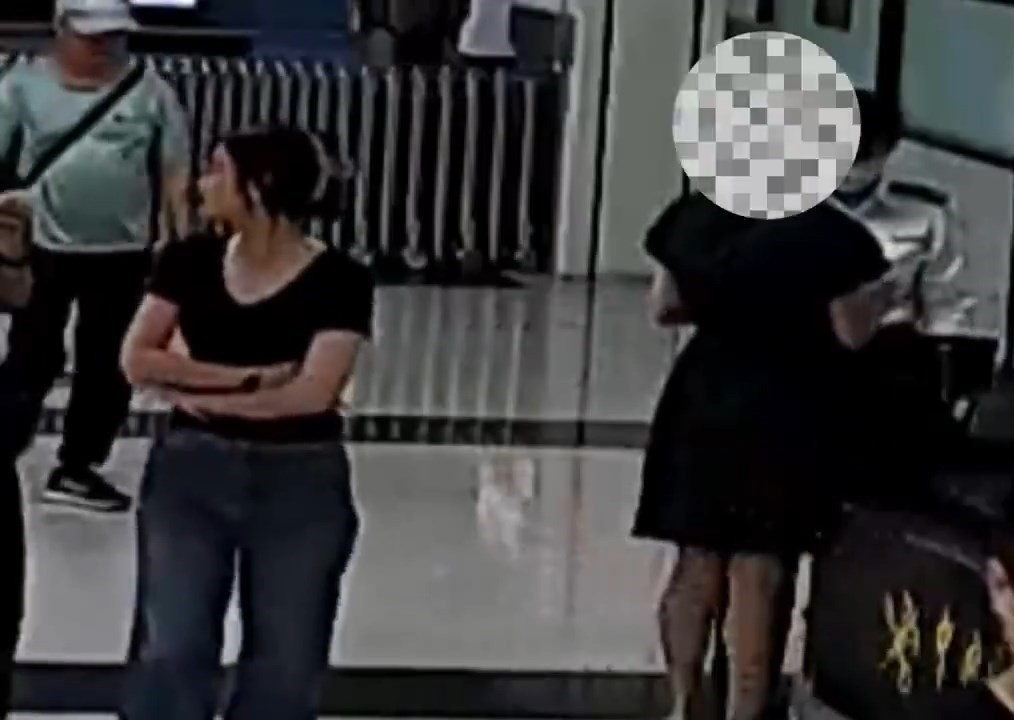 女客羅湖口岸出境內地被查,腰腹暗藏人民幣20萬。 女客羅湖口岸出境內地被查,腰腹暗藏人民幣20萬。