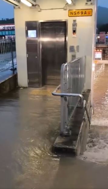 今日清晨大埔廣福道過大埔河位水浸嚴重，洪水湧入隧道。網上圖片