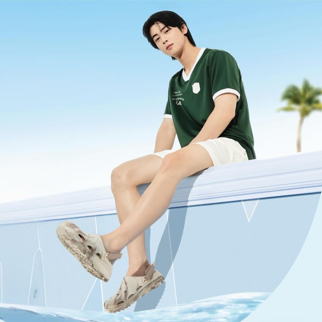 韩星车银优穿着Skechers Foamies® Surge凉鞋/$499，配衬T恤及短裤，塑造简约清新的型男造型。