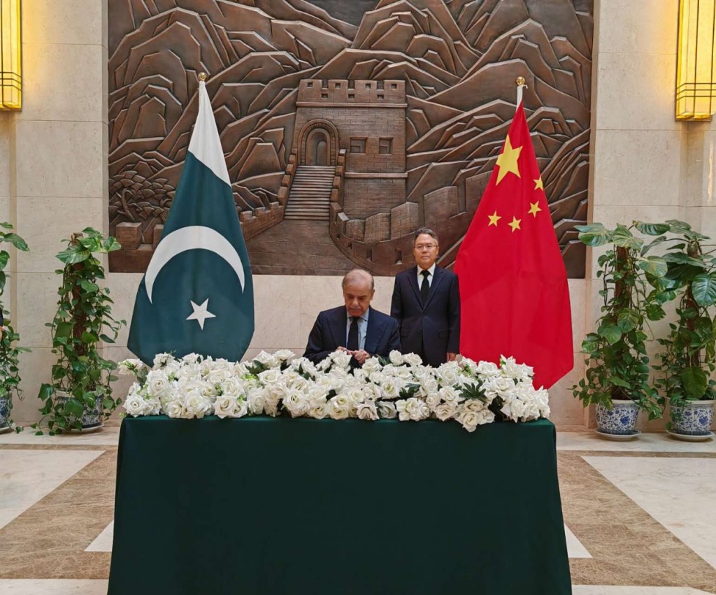 中巴双方人员向遇难者遗体默哀、鞠躬，表示沉痛哀悼。  中国驻巴基斯坦大使馆