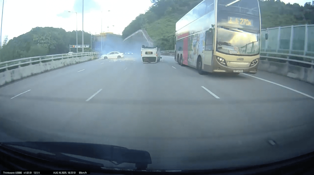 客貨車被猛撞後向右翻側，四輪朝天由左4線滑行至左1線，再撞向路邊石壆。