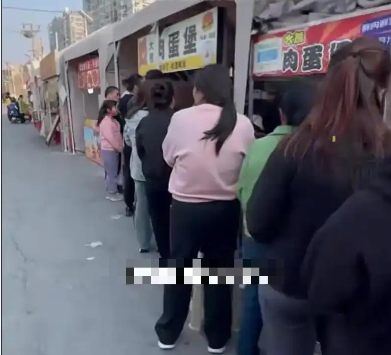 厭倦IT高壓生活,京35歲工程師辭高薪厚職,轉行擺檔賣肉蛋堡,月賺5萬人民幣惹議。 厭倦IT高壓生活,京35歲工程師辭高薪厚職,轉行擺檔賣肉蛋堡,月賺5萬人民幣惹議。