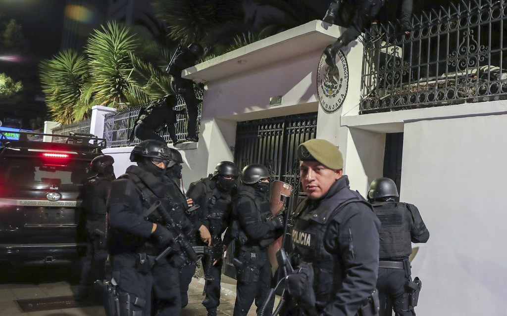 厄瓜多尔警方闯墨西哥大使馆拘捕前副总统。美联社