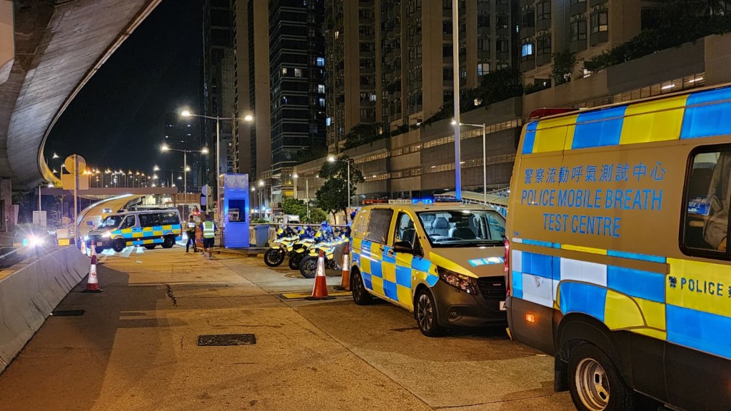 警方首次在西隧口设障查酒驾。黎志伟摄 警方首次在西隧口设障查酒驾。黎志伟摄