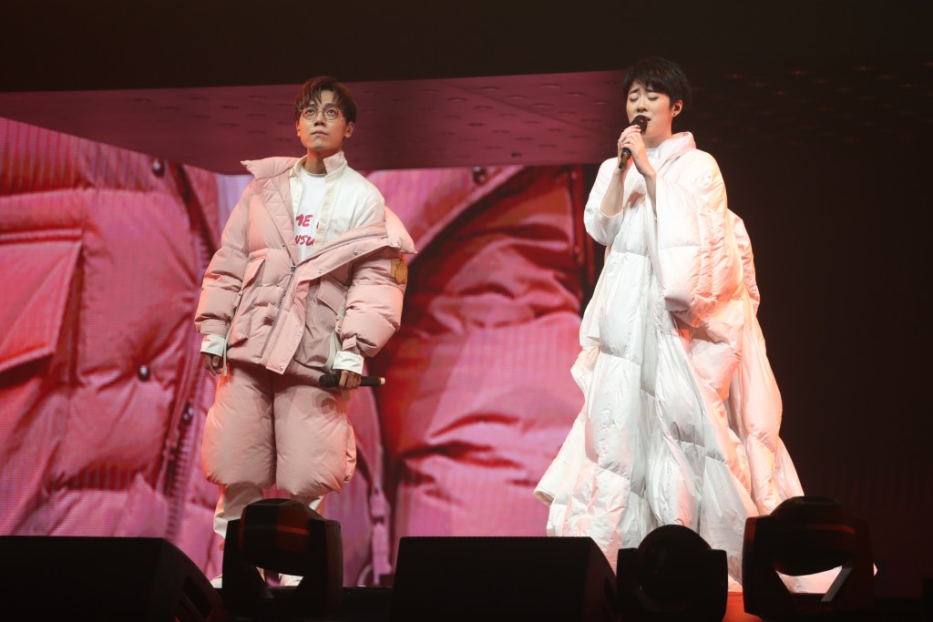 2022年，Yoyo《Home is⋯》音樂會最後一場，表演嘉賓為林家謙，並合唱《聽風》。