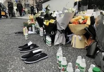 宗庆后逝世后，大批民众在娃哈哈集团门外献花及送上布鞋致敬。