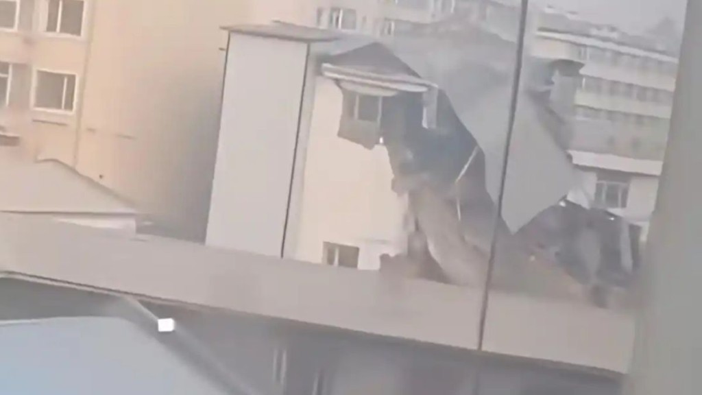 黑龍江一建築物坍塌，9人被困。