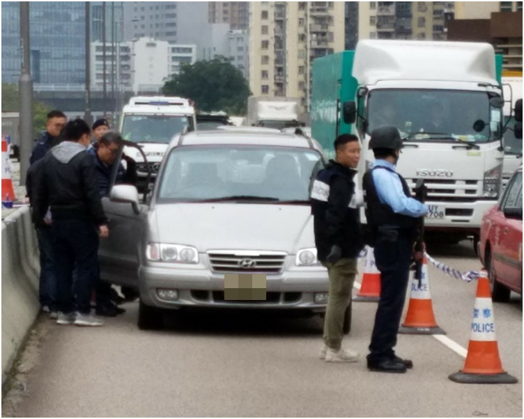 警方路障截查一輛七人車。