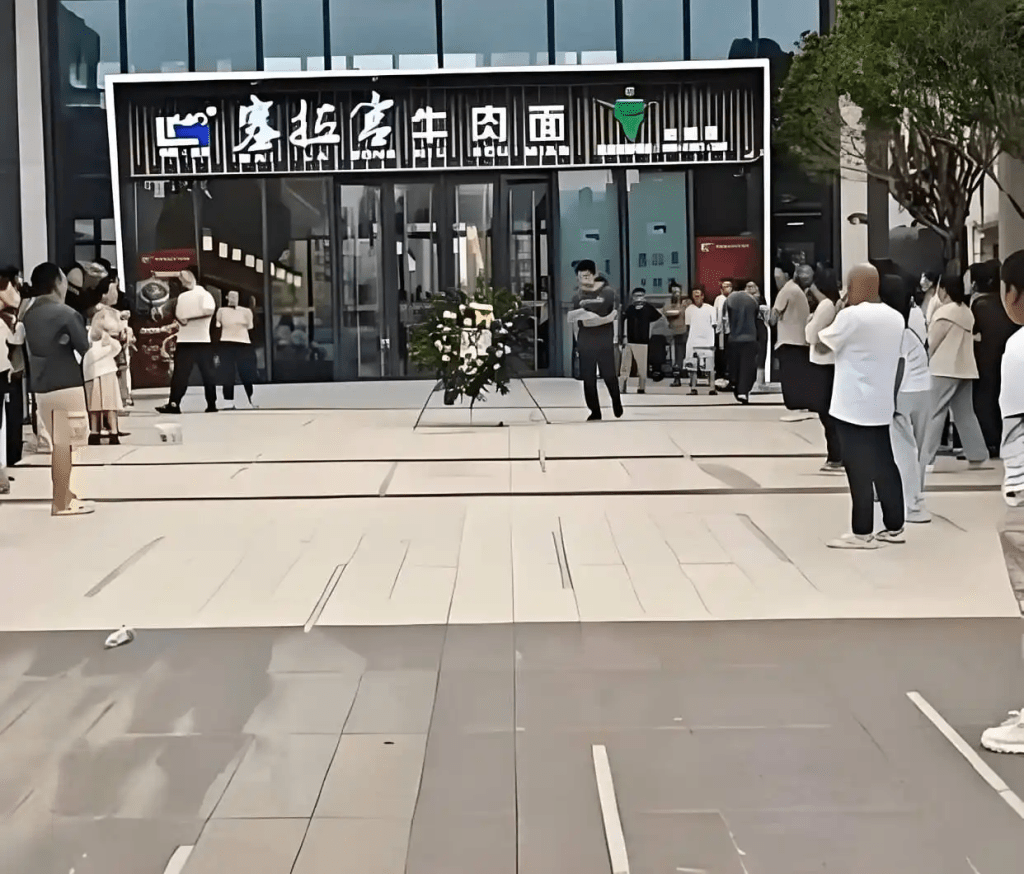 屋苑大門驚變牛肉麵館,山西業主放花圈維權。 屋苑大門驚變牛肉麵館,山西業主放花圈維權。