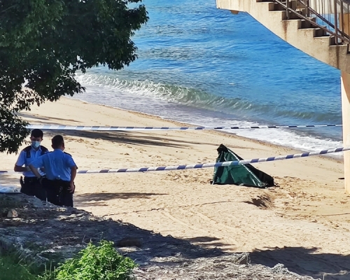 警方暫用布將死者遺體遮蓋。